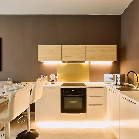 Kosta Homes - Modern Coastal Getaway 400m From Sea Apartamento