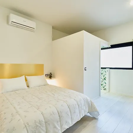 Kosta Homes - Modern Coastal Getaway 400m From Sea