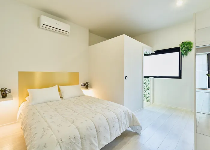 Kosta Homes - Modern Coastal Getaway 400m From Sea