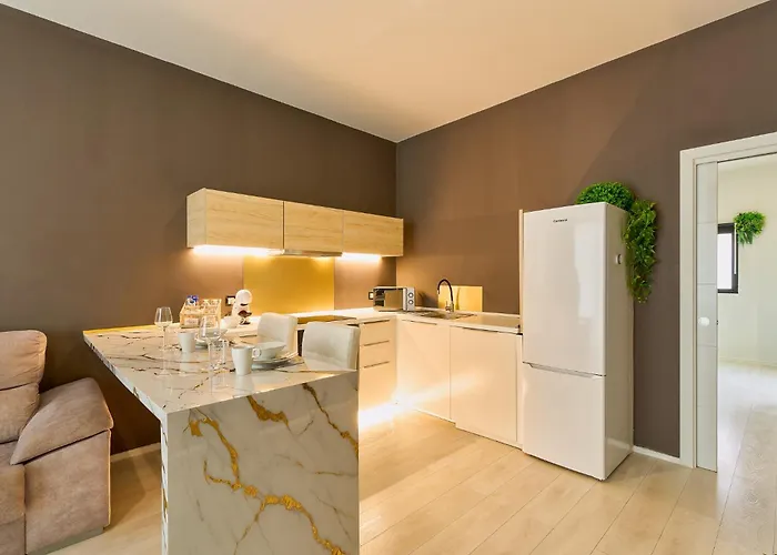 Apartamento Kosta Homes - Modern Coastal Getaway 400m From Sea